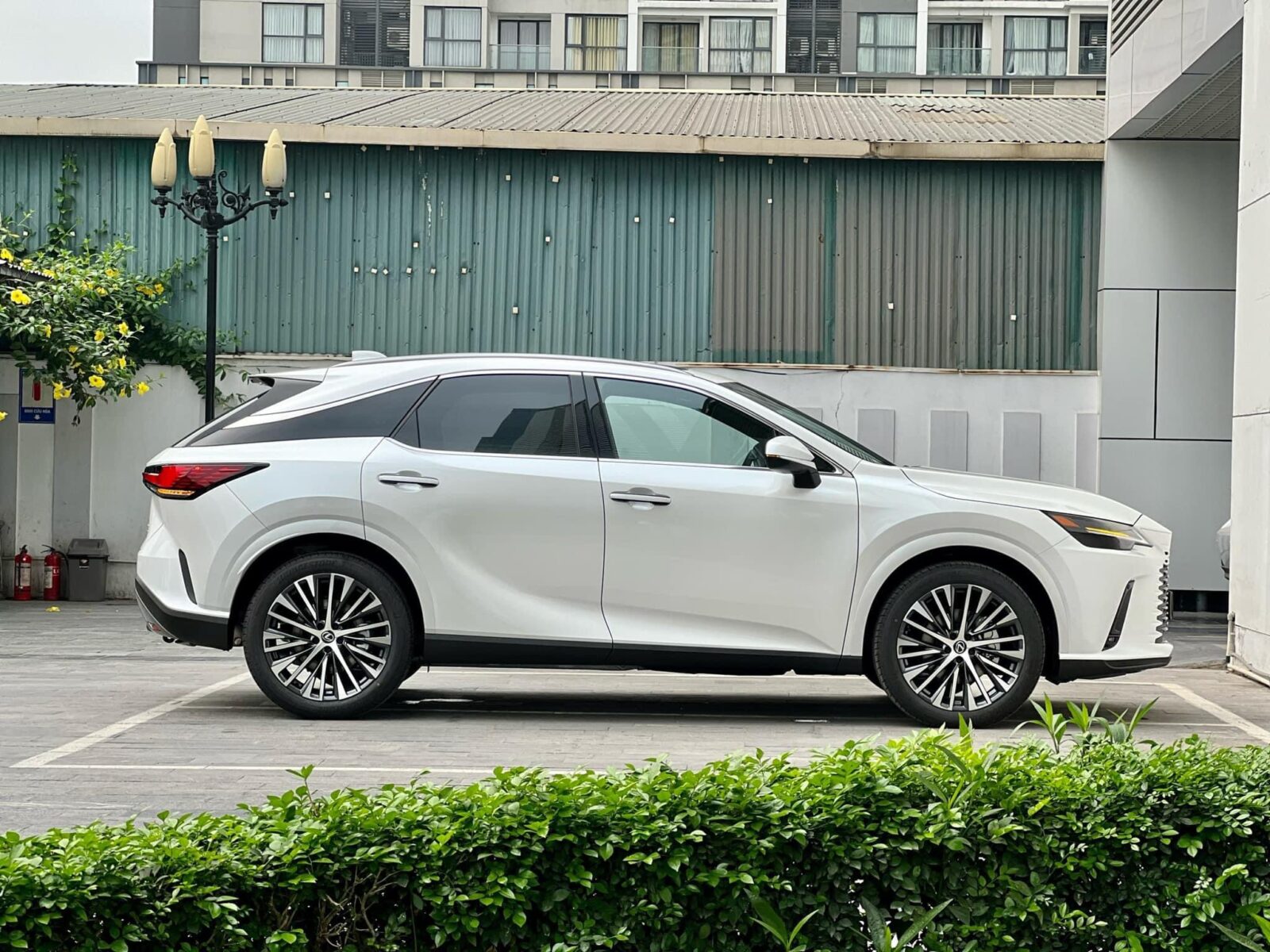 Th&acirc;n xe Lexus RX350 Hybrid Premium
