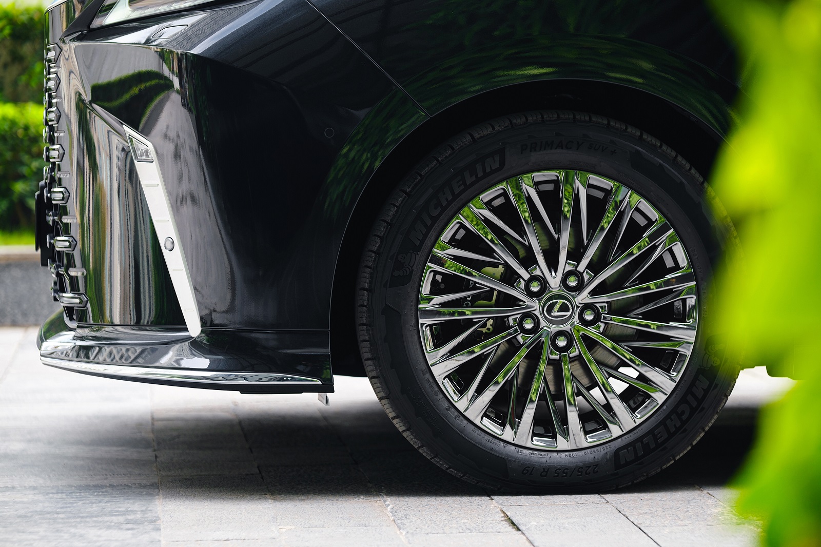 Lexus LM 500h 2025: “Chuy&ecirc;n Cơ Mặt Đất” – Kh&aacute;m Ph&aacute; Chi Tiết 2 Phi&ecirc;n Bản Thượng Hạng & Gi&aacute; B&aacute;n