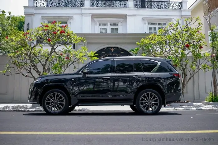 Lexus LX600